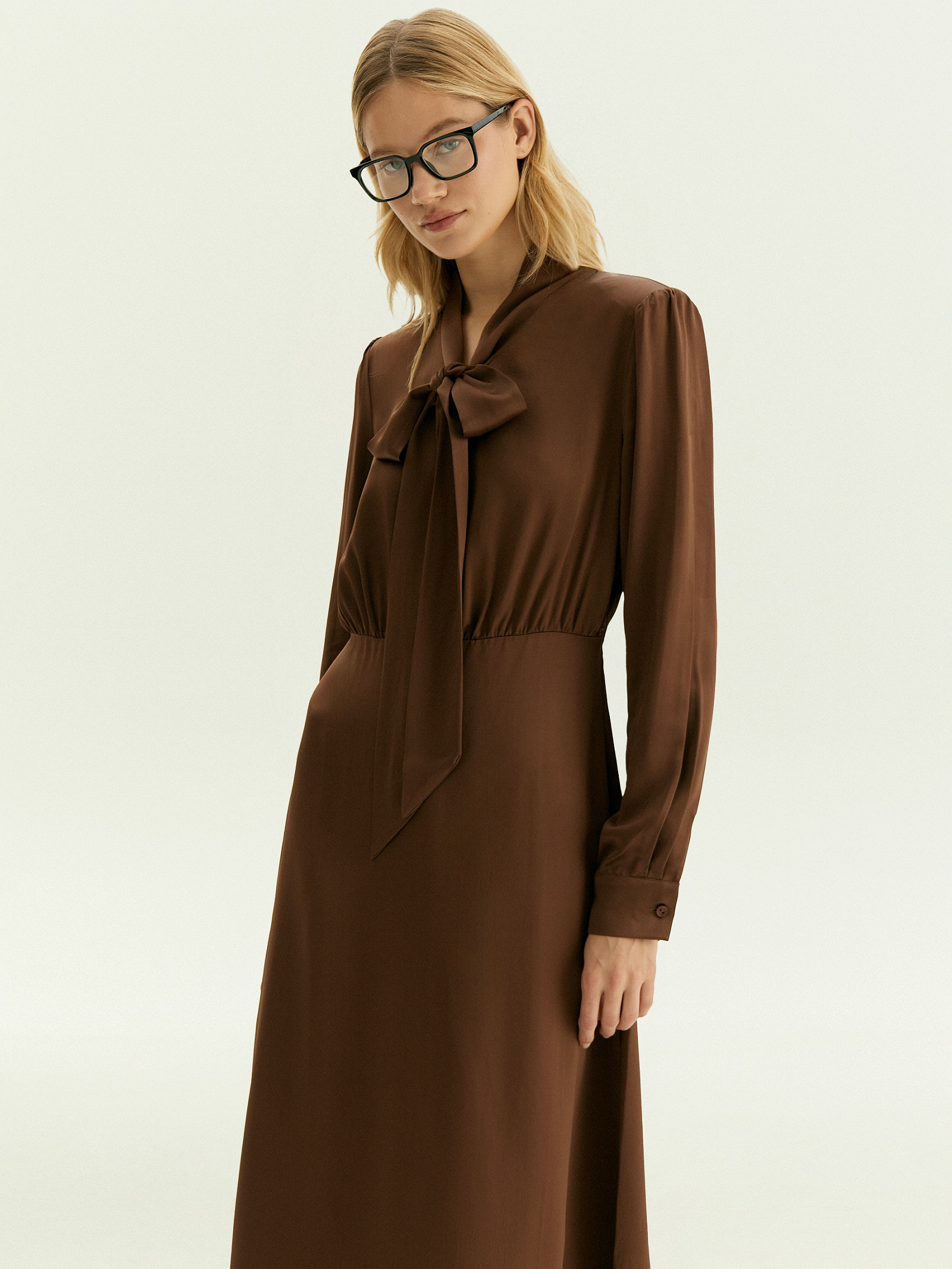 Платье миди с воротником-бантом из 100% вискозы